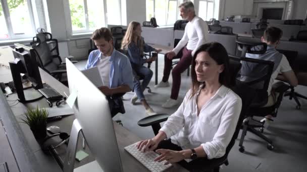 Business people office workers group using pc working in big modern coworking space, zespół pracowników siedzący przy biurkach — Wideo stockowe