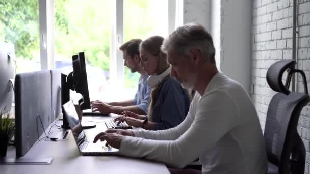 現代オフィスで:管理者や専門家の多様なチームは、コンピュータ上で動作します,同僚と議論を持っています — ストック動画