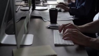 İşletme ekibi masada çalışıyor, elleri önplanda dizüstü bilgisayarda yazıyor, verimlilik ve verimlilik kavramı