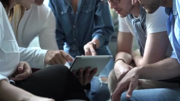 Ruce pomocí tabletu kreativní podnikatelé setkání sdílení dat brainstorming nápady pro projekt v startup office — Stock video