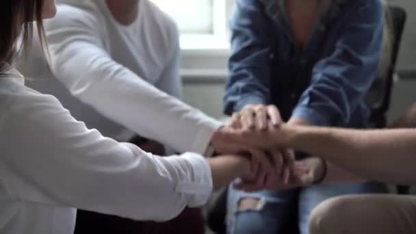 Az emberek egymásra rakott kezét halom, értékesítési csapat részt vesz a vállalati csapatépítés csatlakozik a csapatmunka támogatás — Stock videók