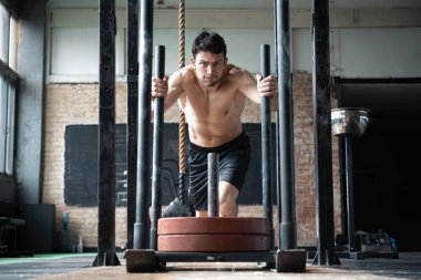 Spor salonunda egzersiz yapan formda bir erkek sporcu..