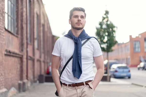 Un joven guapo dando un paseo por la ciudad. Joven alegre disfrutando paseando por la ciudad. —  Fotos de Stock