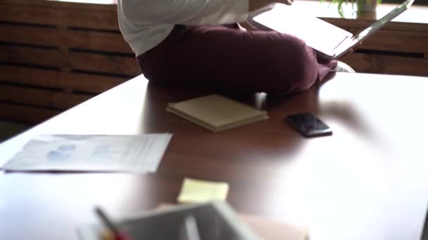 Poważny dojrzały mężczyzna korzystający z laptopa podczas pracy w biurze. — Wideo stockowe