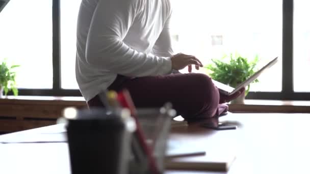 Poważny dojrzały mężczyzna korzystający z laptopa podczas pracy w biurze. — Wideo stockowe