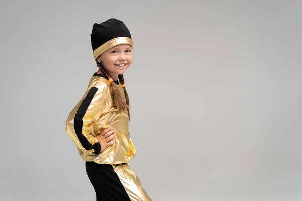 Menina feliz em terno de ouro dançando isolado no fundo branco. — Fotografia de Stock