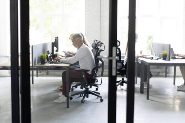 Ofis hayatı. Yaratıcı ofiste çalışan ve iletişim kuran bir grup genç iş adamı..