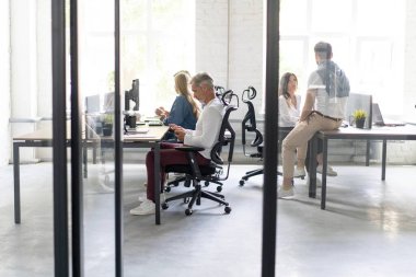 Ofis hayatı. Yaratıcı ofiste çalışan ve iletişim kuran bir grup genç iş adamı..