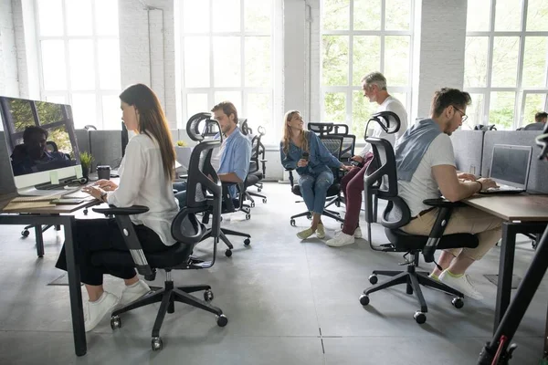 Vida de oficina. Grupo de jóvenes empresarios que trabajan y se comunican en una oficina creativa. — Foto de Stock