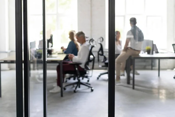 Büroleben. Gruppe junger Geschäftsleute, die gemeinsam im Kreativbüro arbeiten und kommunizieren. — Stockfoto