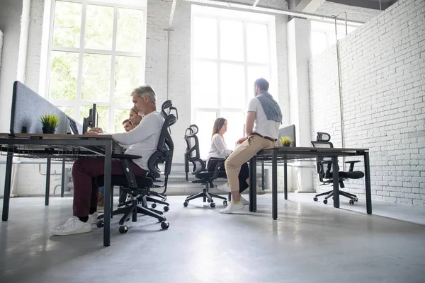 Kontorslivet. Grupp av unga affärsmän som arbetar och kommunicerar tillsammans på kreativa kontor. — Stockfoto