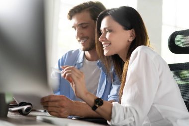 Modern ofisteki iş arkadaşları. Proje yöneticileri yeni bir fikir üzerinde çalışıyorlar. Girişim stüdyosunda çalışan genç iş adamları.