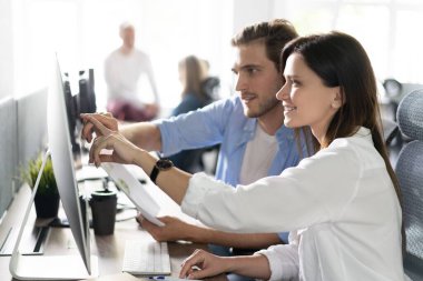 Modern ofisteki iş arkadaşları. Proje yöneticileri yeni bir fikir üzerinde çalışıyorlar. Girişim stüdyosunda çalışan genç iş adamları.