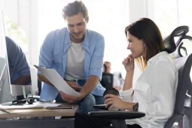 Modern ofisteki iş arkadaşları. Proje yöneticileri yeni bir fikir üzerinde çalışıyorlar. Girişim stüdyosunda çalışan genç iş adamları.