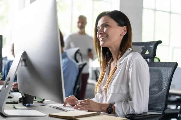 Mujer trabajando en la computadora en la oficina moderna — Foto de Stock