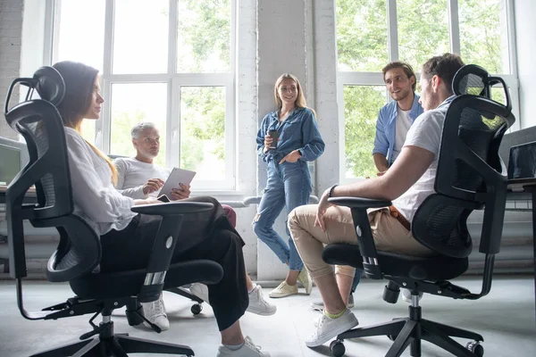 Gruppo di giovani moderni in abbigliamento casual intelligente con un incontro di brainstorming nell'ufficio creativo — Foto Stock