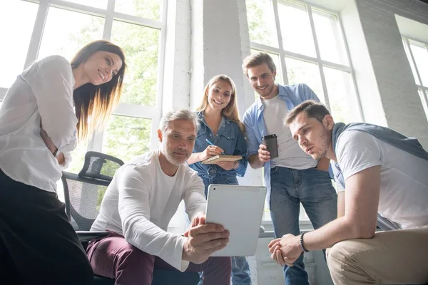 Groupe de jeunes gens modernes en tenue décontractée intelligente ayant une réunion de remue-méninges dans le bureau créatif — Photo