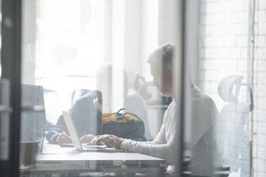 Yoğun Yaratıcılık Bürosunda çalışan adam.