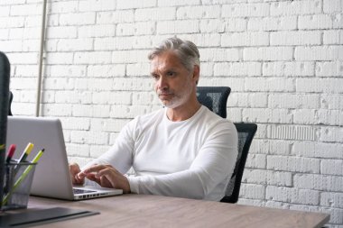 Yoğun Yaratıcılık Bürosunda çalışan adam.