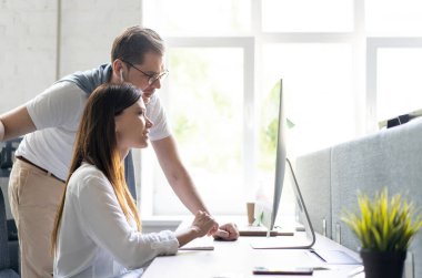 Modern ofisteki iş arkadaşları. Proje yöneticileri yeni bir fikir üzerinde çalışıyorlar. Girişim stüdyosunda çalışan genç iş adamları.