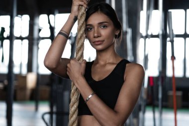 Fitness halatı tırmanma egzersizi spor salonunda