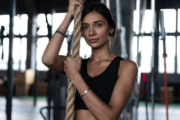 Exercício de escalada de corda fitness no treino de ginástica fitness — Fotografia de Stock