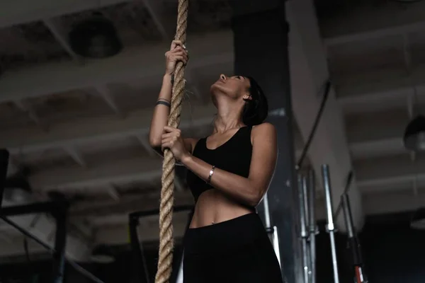 健身体操中的钢丝绳攀爬运动 — 图库照片