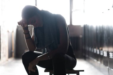 Beyaz tenli bayan sporcu spor salonundaki idmana hazırlanıyor..