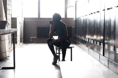 Beyaz tenli bayan sporcu spor salonundaki idmana hazırlanıyor..