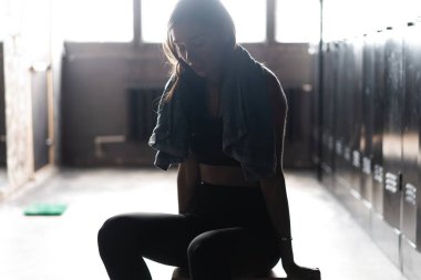 Beyaz tenli bayan sporcu spor salonundaki idmana hazırlanıyor..