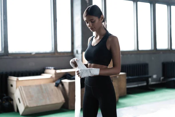 Sexig och vältränad kvinna förbereder sig för träning — Stockfoto