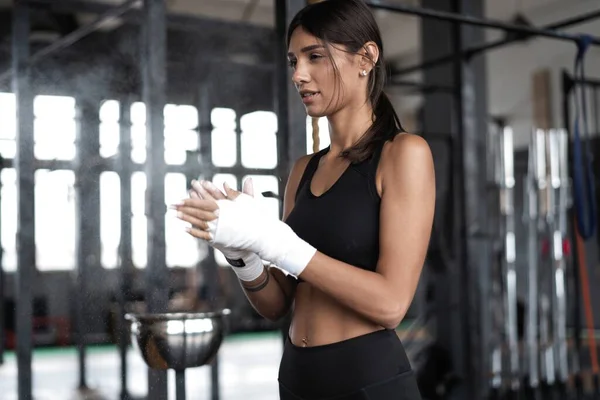 Mujer sexy y en forma preparándose para el entrenamiento — Foto de Stock