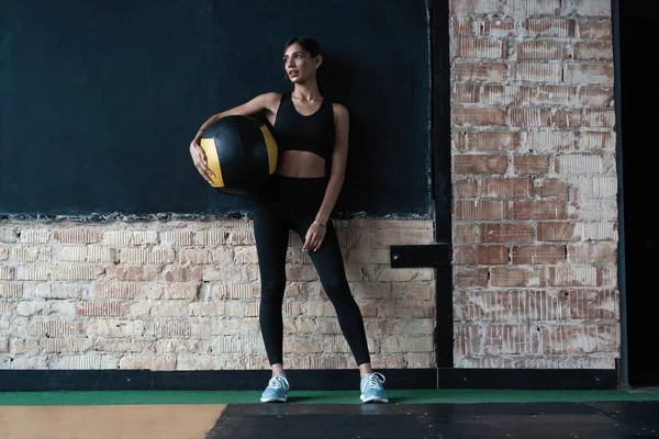 Spor salonundaki spor salonundaki beyaz haçlı kadın, kameraya bakın. — Stok fotoğraf