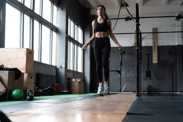 混合体体操中漂亮的带跳跃绳的女运动员运动. — 图库照片