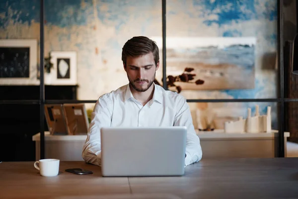 Bonito homem de negócios trabalhando com laptop no escritório — Fotografia de Stock