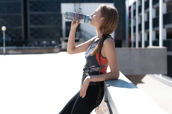 Fitness atletka žena pitnou vodu během kardio cvičení přestávka. Zdravý životní hydratační koncept. — Stock fotografie