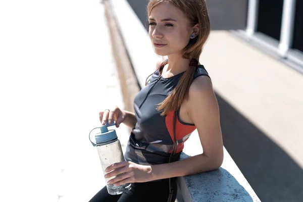 健身女运动员在有氧运动休息时间喝水。健康生活水合物概念. — 图库照片
