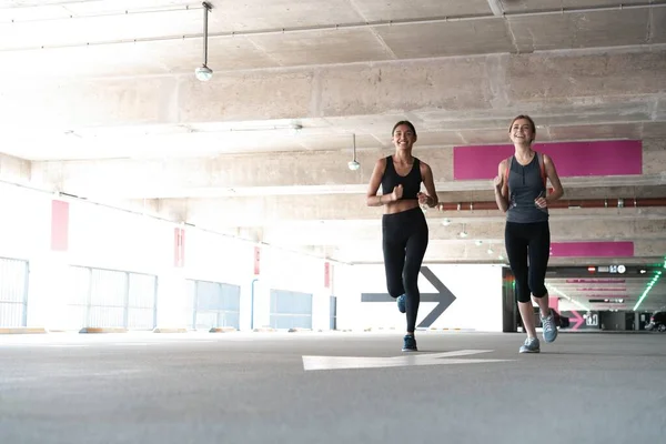 S'adapter aux femmes dans les vêtements de sport jogging à l'extérieur et de vivre un mode de vie sain — Photo