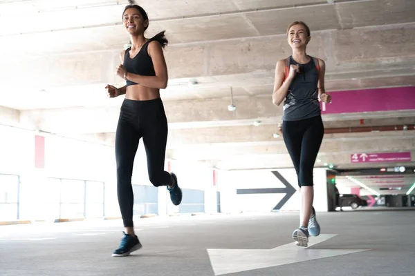 Přizpůsobit ženy ve sportovním oblečení jogging venku a žít zdravý životní styl — Stock fotografie