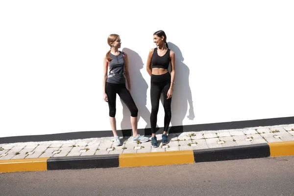 S'adapter aux femmes dans les vêtements de sport jogging à l'extérieur et de vivre un mode de vie sain — Photo