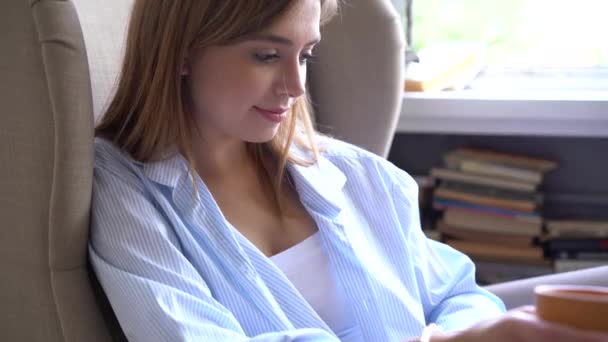 Bastante joven mujer disfruta auto aislamiento lectura libro. — Vídeos de Stock