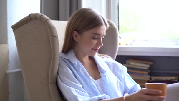 Mooie jonge vrouw geniet van zelf isolatie lezen boek. — Stockvideo