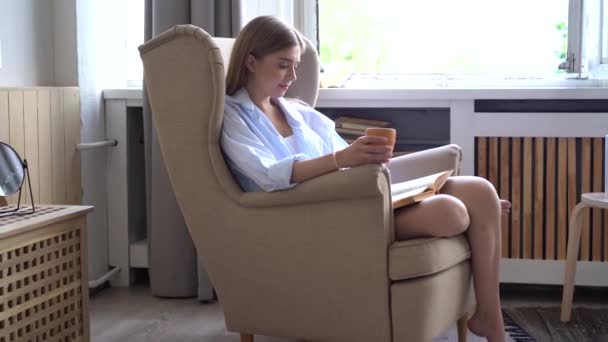 Bonita jovem mulher goza de auto isolamento leitura livro. — Vídeo de Stock