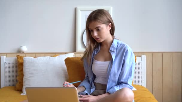 Jonge vrouw op bed, afstandsonderwijs voor studenten. Online onderwijs — Stockvideo