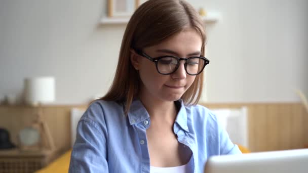 Вид сбоку сконцентрированная молодая деловая женщина, работающая на компьютере дома — стоковое видео