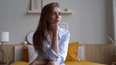 Güzel, sağlıklı, bekar bir kadın. Evinde kameraya bakıyor..