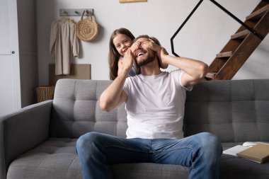 Mutlu baba ve kız kucaklaşıp kanepede oturuyorlar..