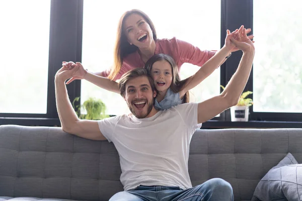 Felice genitori allegri divertirsi con bambini simpatici figlie che giocano sul divano — Foto Stock