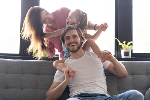 Счастливые веселые родители веселятся с милыми детьми дочери играют на диване — стоковое фото