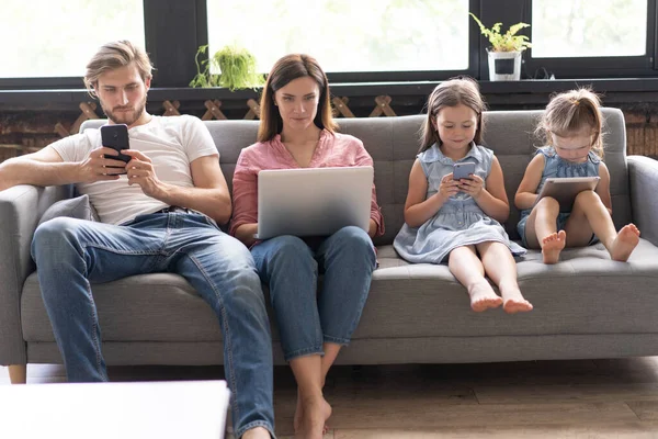 Valeurs familiales modernes. Père, mère et filles utilisant des appareils électroniques — Photo